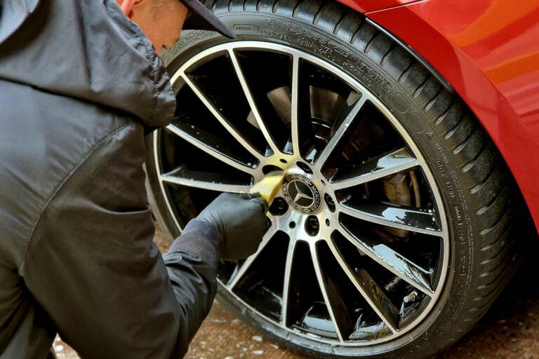 Tri-Vent Detailing Sponge- Large cleaning an alloy wheel